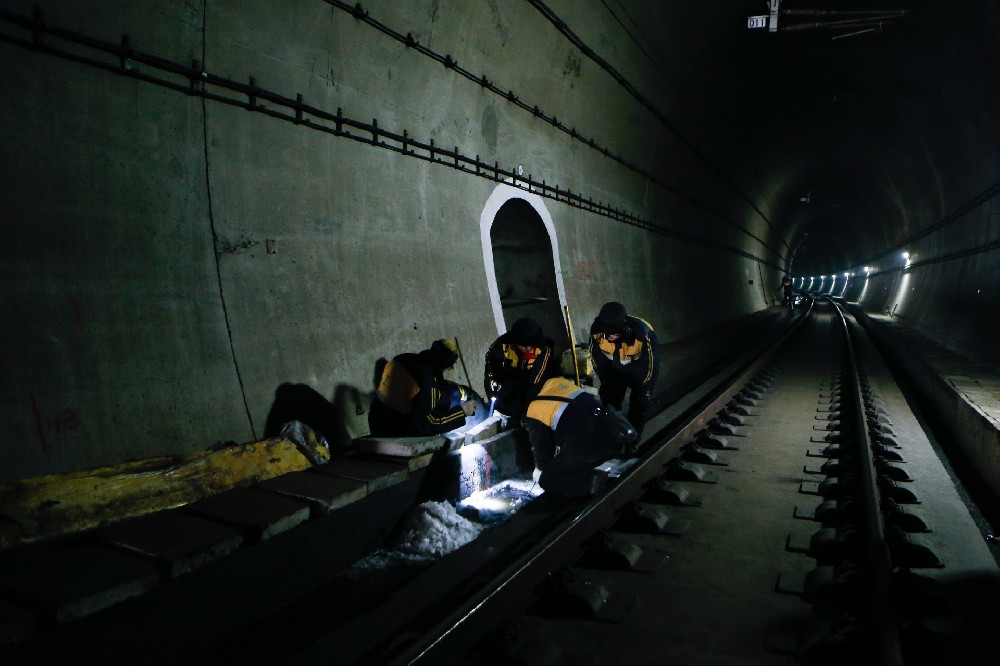 西城铁路运营隧道病害现状